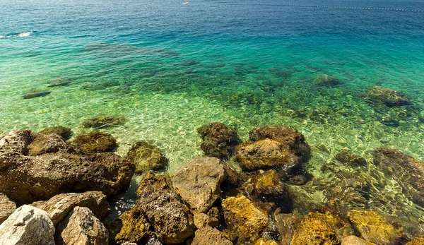 Rotsachtige kust prachtig schone blauwe zee, vakantie achtergrond — Stockfoto