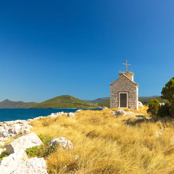 Kleine kerk op het kleine eiland in Dalmatië, Kroatië — Stockfoto