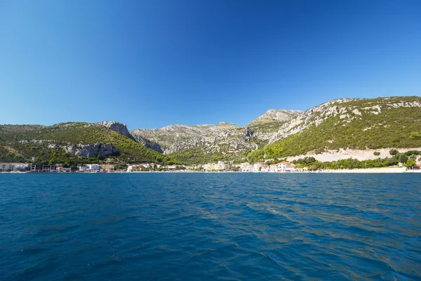 Com vista para o Mar Adriático, o Mar Mediterrâneo em uma pequena cidade Klek, Dalmácia — Fotografia de Stock