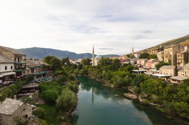 Akşam sahnede Ortaçağ kenti ile Mostar, Bosna Hersek'teki Neretva Nehri