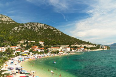 O ile güzel plaj mavi deniz ve dağlar ufukta