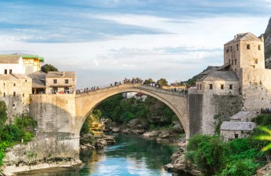 Eski Neretva Nehri üzerinde köprü günbatımı, Mostar, Bosna Hersek