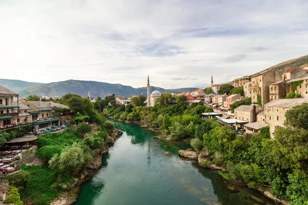 Bellissimo panorama della città di Mostar e del minareto sullo sfondo, Bosnia ed Erzegovina — Foto Stock