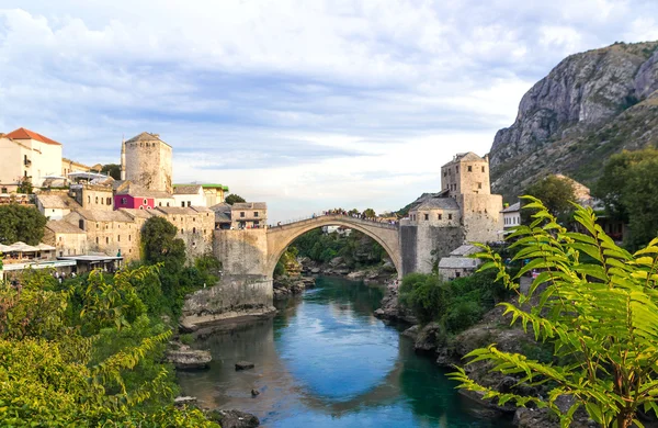 Bellissimo paesaggio della storica città di Mostar sotto le luci — Foto Stock