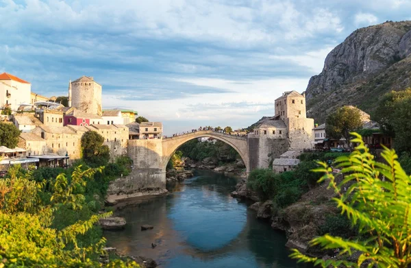 Bellissimo paesaggio del centro storico di Mostar alle luci del tramonto, valle del fiume Neretva — Foto Stock