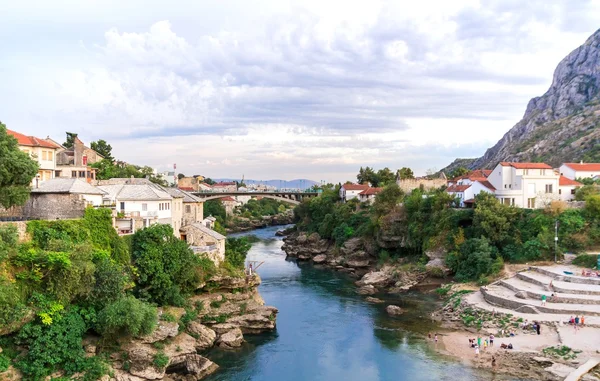 Река Неретва, город Мостар, Босния и Герцеговина — стоковое фото