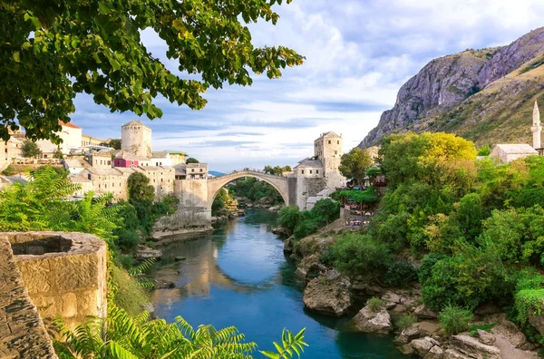 Bellissimo paesaggio del centro storico di Mostar alle luci del tramonto, valle del fiume Neretva — Foto Stock