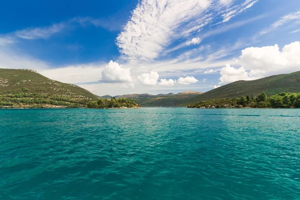 Uitzicht op de Middellandse Zee op zomerdag — Stockfoto