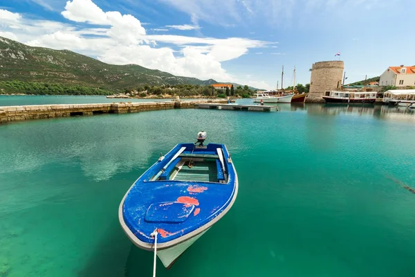 Barco azul en el puerto de Mali Ston en Croacia —  Fotos de Stock