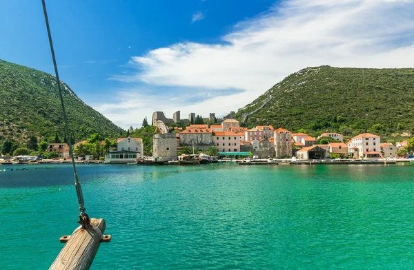 Mali Ston Ciudad con mástil de barco visible, Croacia —  Fotos de Stock