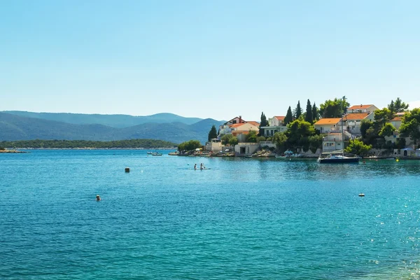 Piccola città dalmata sulla costa adriatica — Foto Stock