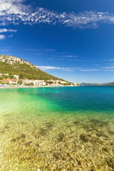 Курортный пейзаж, вид на синее побережье Адриатического моря в летний день — стоковое фото