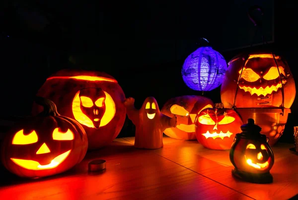 Halloween pompoenen bij nacht donker landschap — Stockfoto