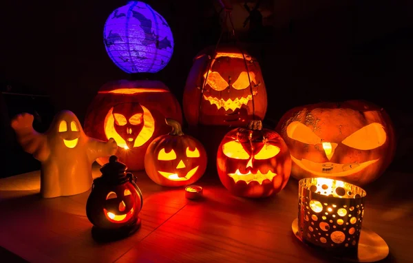 Halloween pumpkins - symbols of Halloween, gloomy scenery — Stock Photo, Image