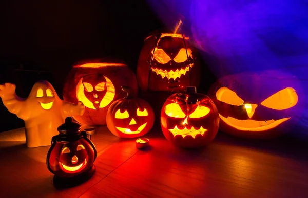 Grup halloween pumpkins ve mor duman — Stok fotoğraf