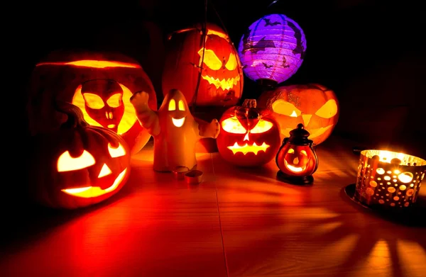 Şirin Halloween pumpkins geceleri - halloween parti arka plan — Stok fotoğraf