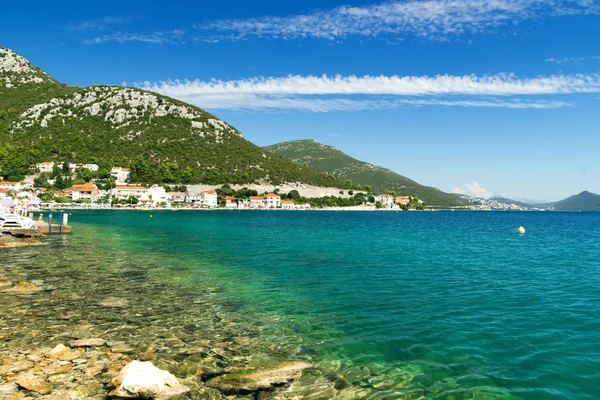 Stone kust in Kroatië, blauwe azuurblauwe zee op de achtergrond — Stockfoto