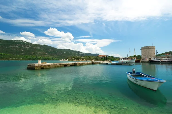 Blauw boot in de haven in Mali Ston in Kroatië — Stockfoto