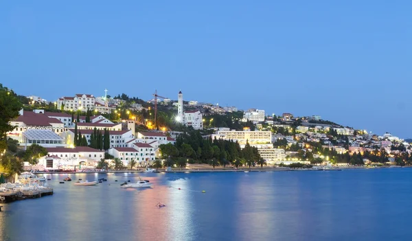 Neum stad in de avond, een populair vakantieoord in Bosnië en Herzegovina — Stockfoto