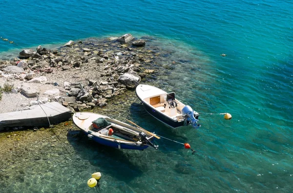 Twee motorboten op een prachtig blauwe zee — Stockfoto