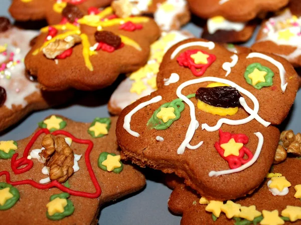 Noel gingerbread çerezleri renkli dekorasyon ile — Stok fotoğraf