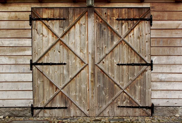 Vieille grange porte en bois avec quatre croix — Photo