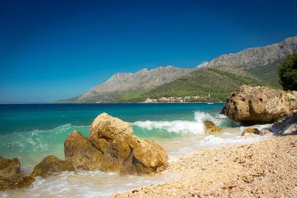 Prachtige blauwe Dalmatische kust met zee golven — Stockfoto