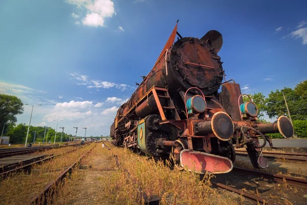 Vintage old rusty steam train under blue sky — Stock Photo, Image