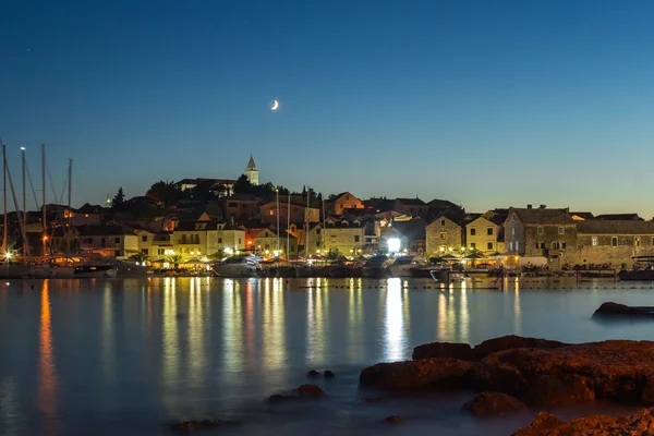 "Primosten "bij nacht, Kroatië, aan de Adriatische Zee — Stockfoto