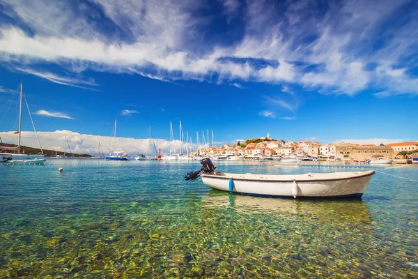 Puerto en el mar Adriático. Primosten, Croacia, popular destino turístico —  Fotos de Stock