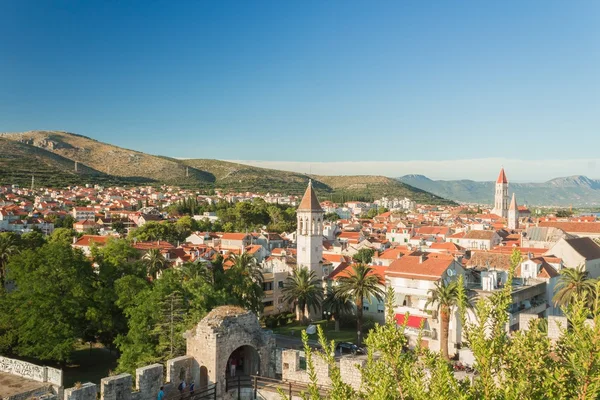 Trogir - Hırvatistan (Dalmatia) tarihi kent. Antik Trogir havadan görünümü. Yaz tatil kavramı — Stok fotoğraf