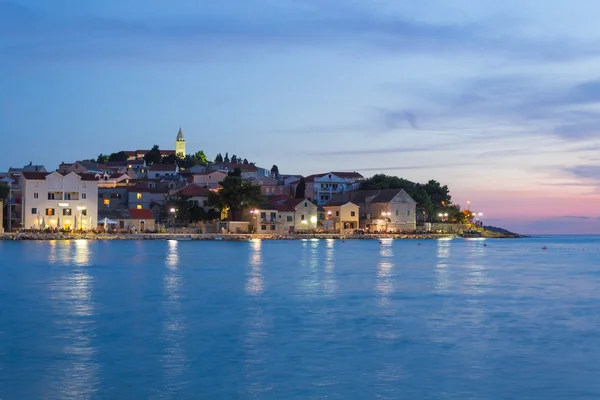 Primosten Old Town vista de la noche, Croacia — Foto de Stock