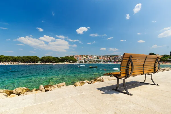 Lege Bank van de Zeedijk, Primosten, Kroatië — Stockfoto