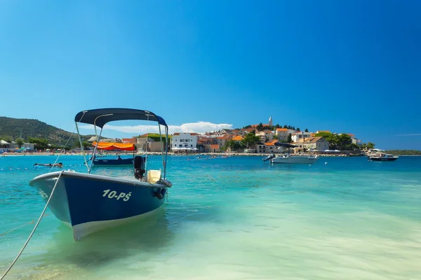 Adriatische Zee. De oude stad Primosten met boot afgemeerd — Stockfoto