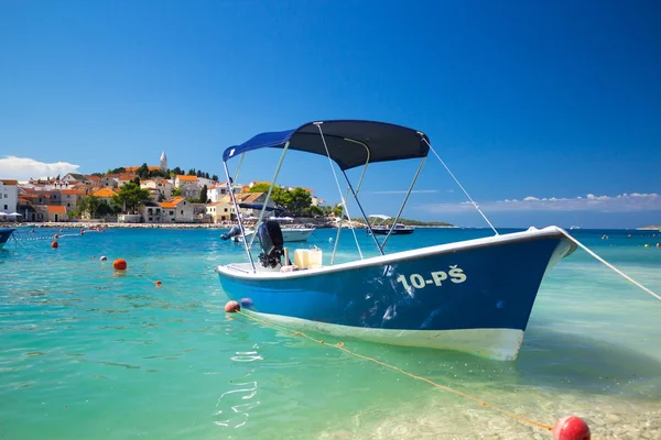 Adriatische Zee. De oude stad Primosten met boot afgemeerd — Stockfoto