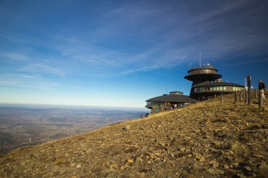 sniezka dağın tepesinde meteorolojik gözlem
