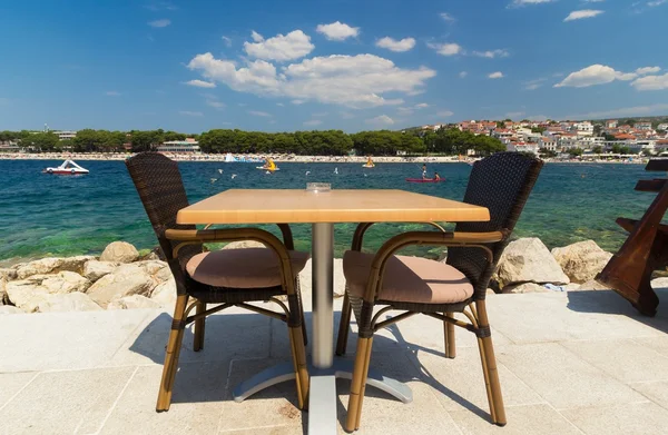 Restaurant tafel wachten voor klanten door de Adriatische Zee — Stockfoto