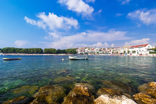 Адриатическое море, Хорватия, пейзаж с лодкой — стоковое фото