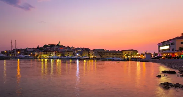 Mooie paarse zonsondergang over de Adriatische Zee in Primosten — Stockfoto