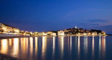 Primosten Old Town, Hırvatistan'ın gece görünümü