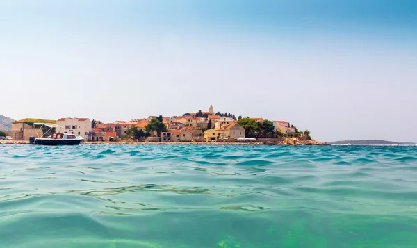Pueblo mediterráneo en croacia, vista al mar —  Fotos de Stock