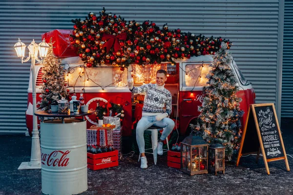 Noel Baba Gibi Genç Bir Çocuk Yeni Yılı Ellerinde Işıltıyla — Stok fotoğraf