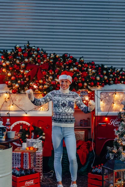Noel Baba Gibi Genç Bir Çocuk Yeni Yılı Ellerinde Işıltıyla — Stok fotoğraf