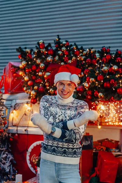 Noel Baba Gibi Genç Bir Çocuk Yeni Yılı Ellerinde Işıltıyla — Stok fotoğraf