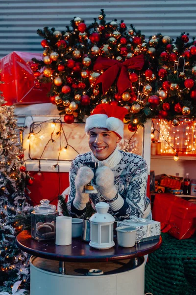 Niño Como Santa Claus Bebiendo Café Cerca Del Autobús Navidad —  Fotos de Stock