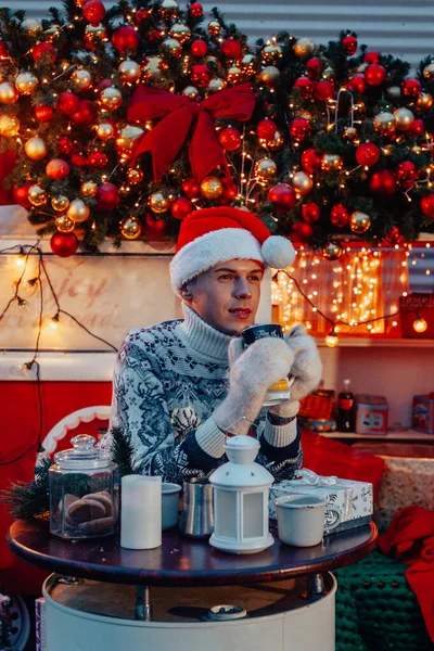 Niño Como Santa Claus Bebiendo Café Cerca Del Autobús Navidad —  Fotos de Stock