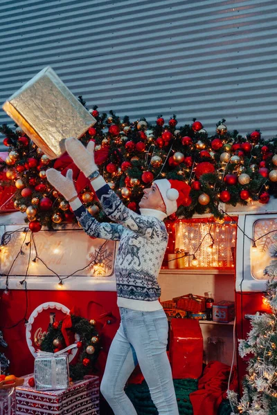 Noel Baba Olarak Genç Bir Çocuk Noel Otobüsüne Yakın Hediyeler — Stok fotoğraf