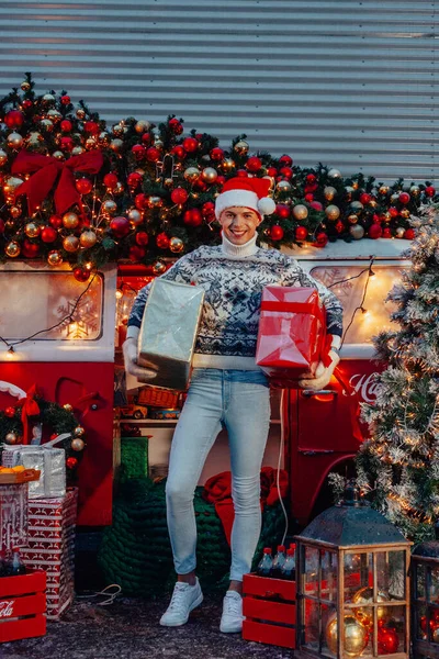 Niño Como Santa Claus Presentando Regalos Cerca Del Autobús Navidad —  Fotos de Stock