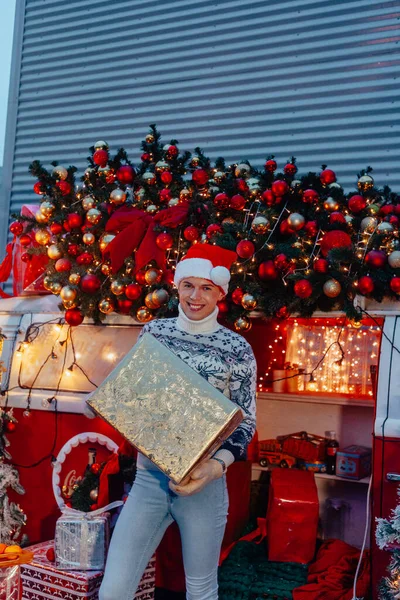 Νεαρό Αγόρι Άγιος Βασίλης Παρουσιάζει Δώρα Κοντά Στο Λεωφορείο Των — Φωτογραφία Αρχείου