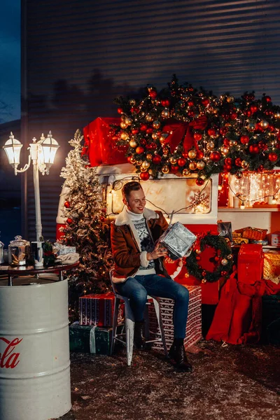 Niño Como Santa Claus Presentando Regalos Cerca Del Autobús Navidad —  Fotos de Stock
